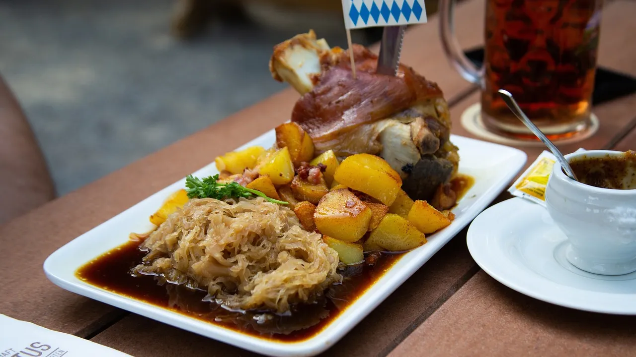 Pernil suíno assado inteiro com pele dourada e crocante numa travessa de ceia, com a carne suculenta exposta no corte