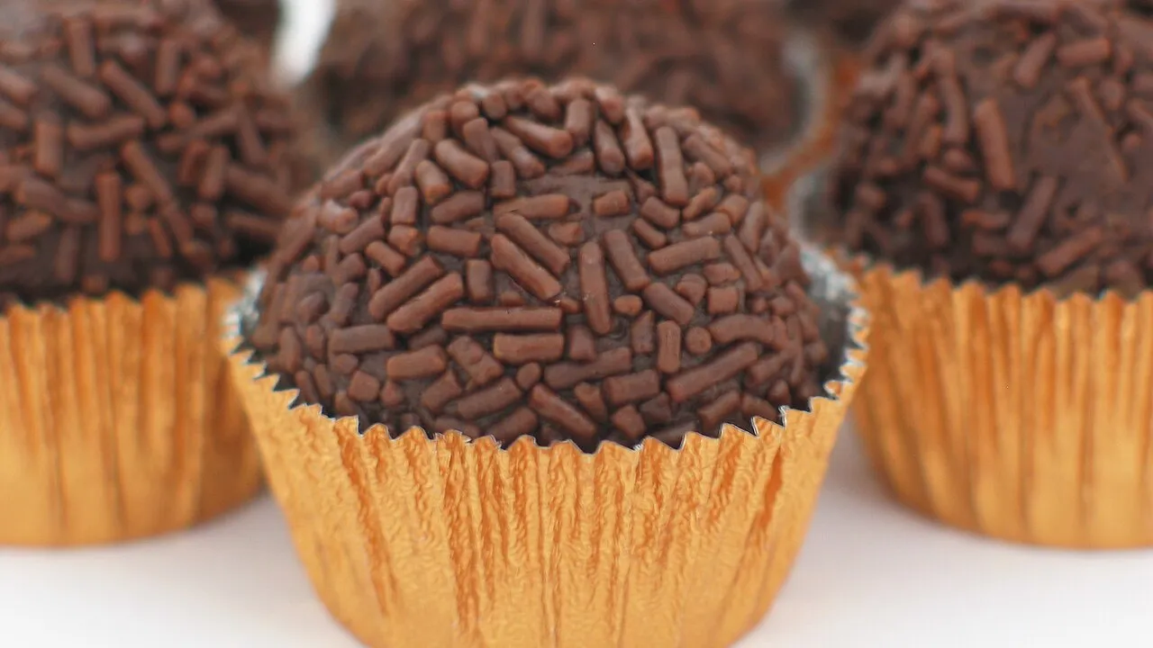 Panela com brigadeiro de chocolate brilhante deslizando em bloco único ao inclinar