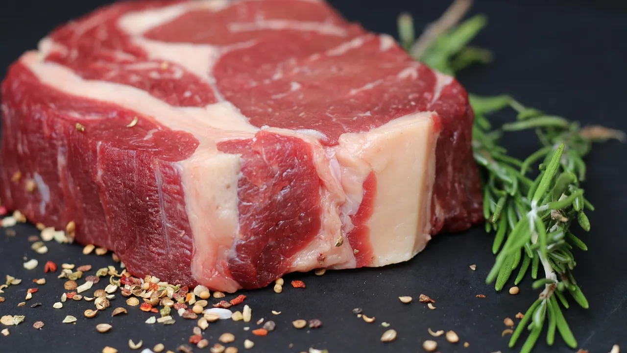 Picanha inteira grelhada na brasa com a gordura dourada e crocante, fatiada ao meio mostrando o interior rosado