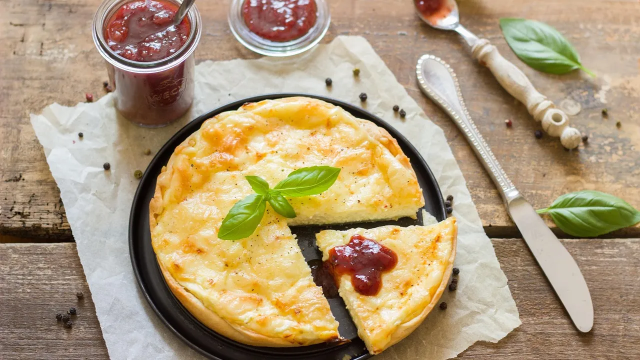 Fatia de quiche de alho-poró com base dourada e crocante, recheio cremoso amarelo claro com anéis de alho-poró visíveis